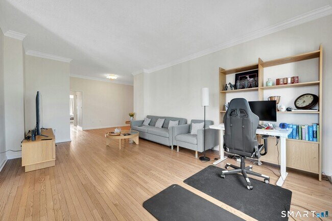 Building Photo - 44 Strawberry Hill Ave