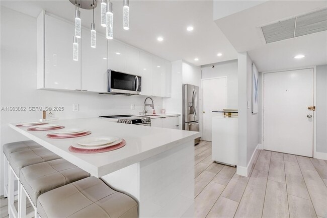 Building Photo - 100 Lincoln Rd