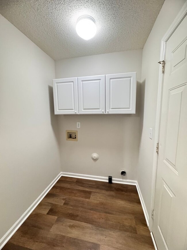 Building Photo - 2BR 2BA One Level Townhome with Garage