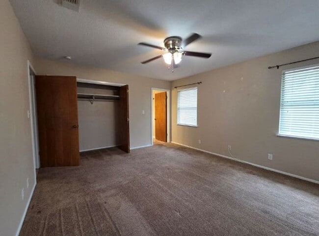 Building Photo - FOR LEASE!!