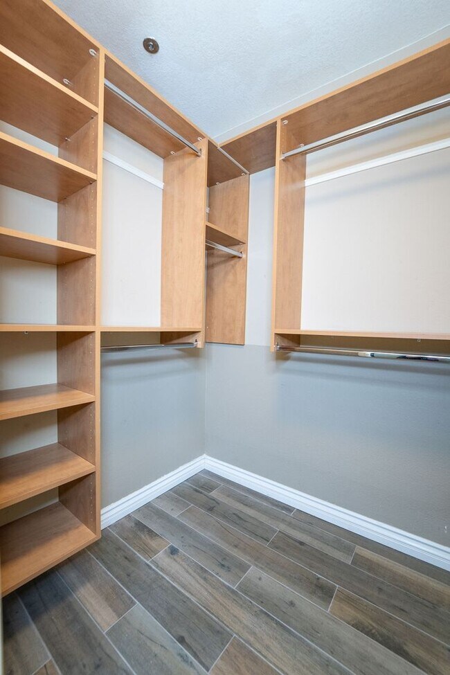 Building Photo - 3550 Lebon Dr