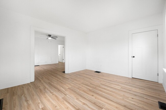 Building Photo - New Listing! 2 bed 1 bath