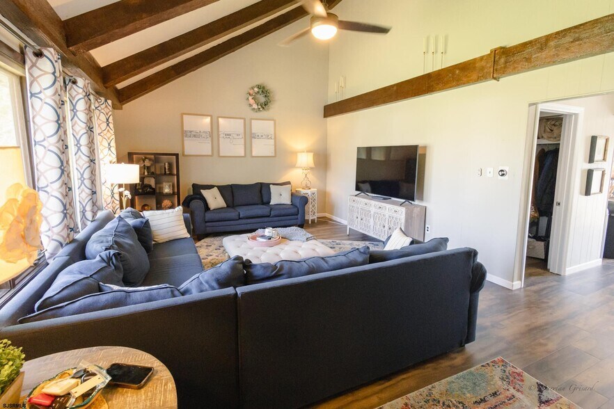 Building Photo - 5143 Venice Ave