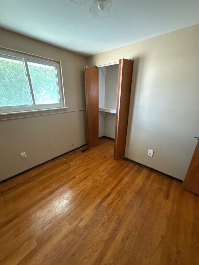 Building Photo - 4 Bedroom home in Clinton Township