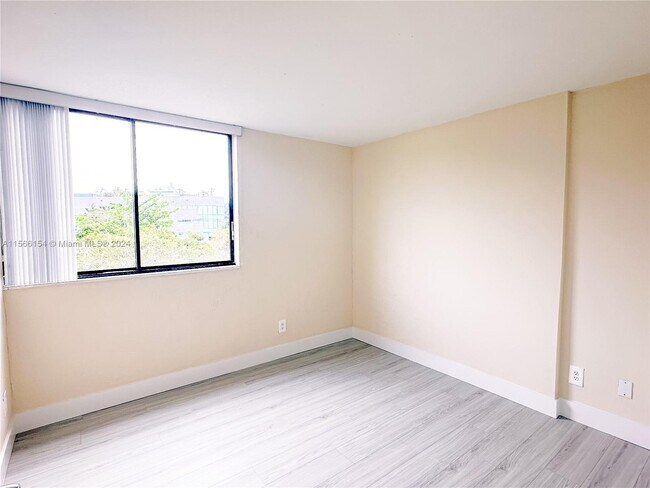 Building Photo - 2715 Tigertail Ave