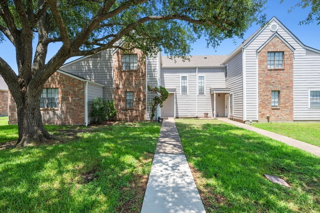 Building Photo - 2533 Cross Timbers Dr