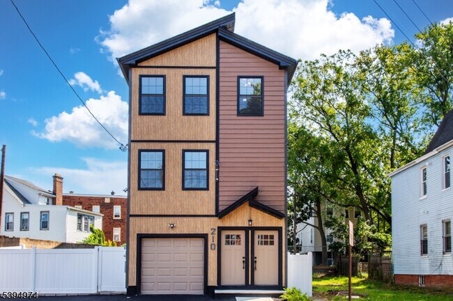 Building Photo - 210 Ellis Ave