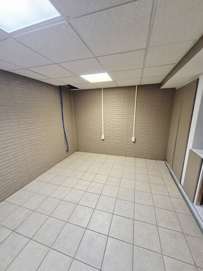 Building Photo - 976 Snow Mountain Rd