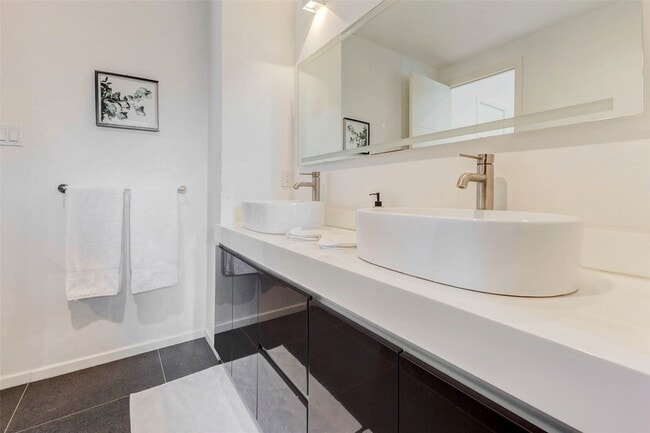 Building Photo - 4115 Chartres St