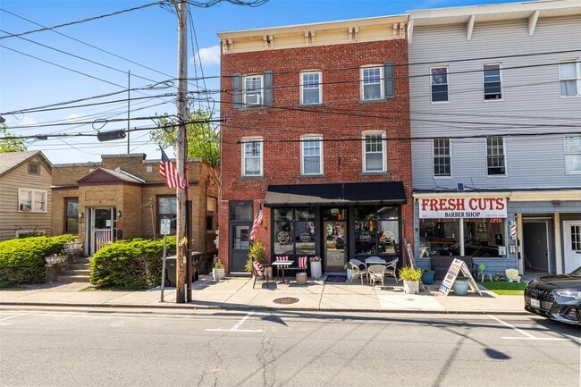 Primary Photo - 310 Main St