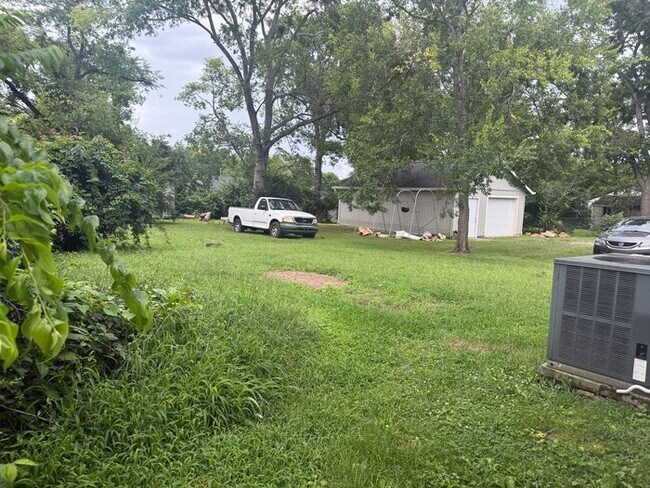 Building Photo - FOR RENT - 2 Bed Duplex in Madison! Large yard! Pets allowed!