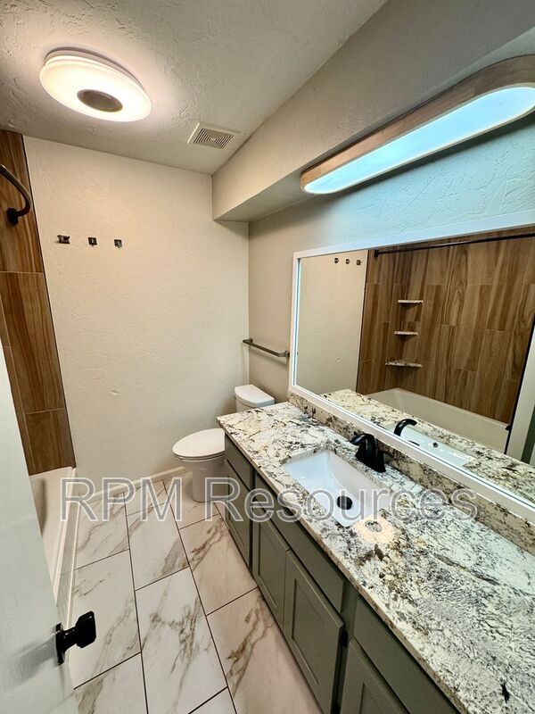 Building Photo - 11813 Larkdale Dr