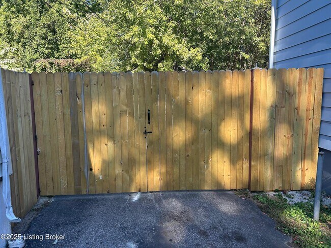 Building Photo - 735 Compton St