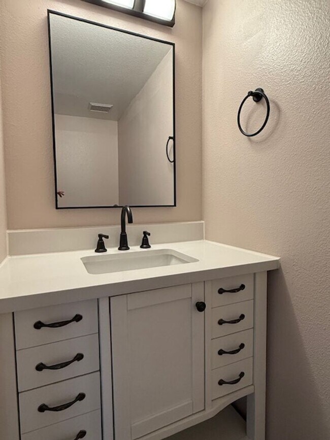 Building Photo - House For Lease