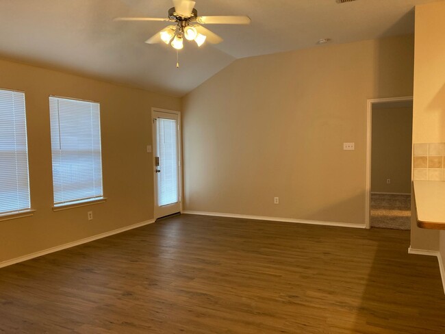 Building Photo - 4 Bedroom, 2 Bath Corner Lot House in Burl...