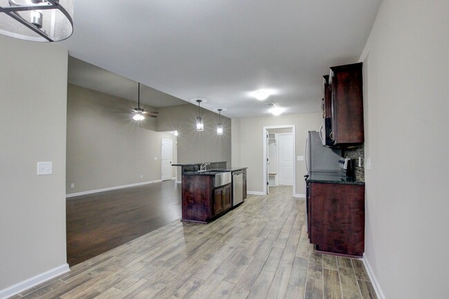 Building Photo - Fresh and Clean 3 bed 2 bath.  Sweet layout!