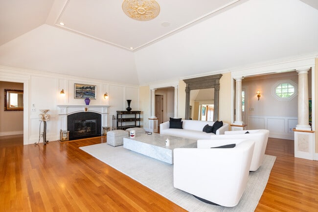 Building Photo - 3 Barclay Sq