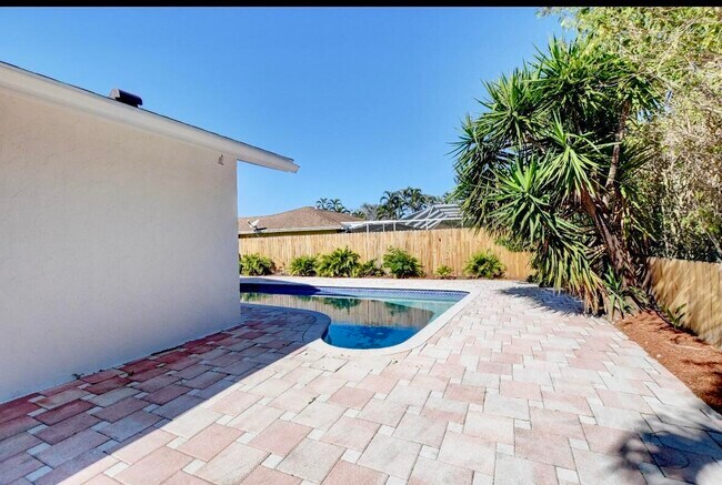Building Photo - 17768 Maplewood Dr