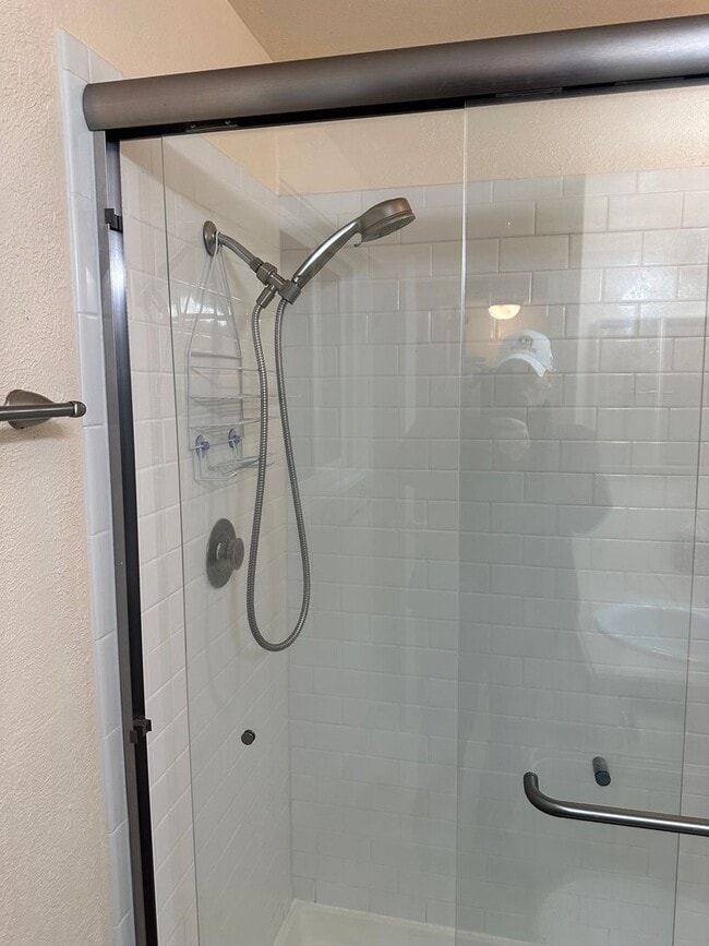 Building Photo - Beautiful custom 3 bedroom 2 bathroom hous...
