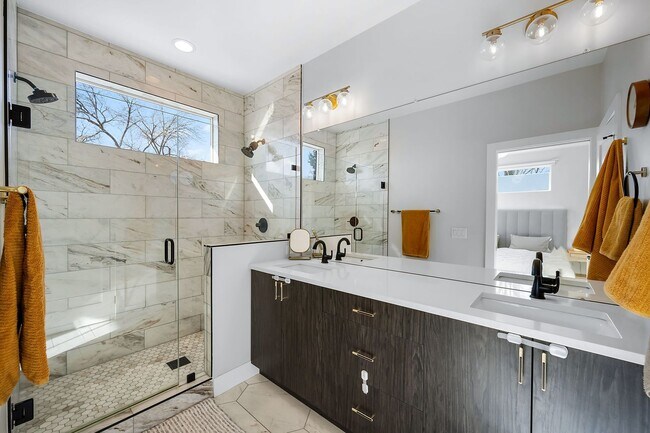 Building Photo - Modern 4BD, 4BA Home With 2-Car Garage, On...
