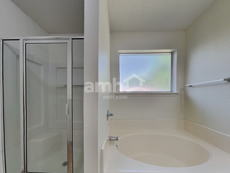 Building Photo - 818 La Sierra Ct