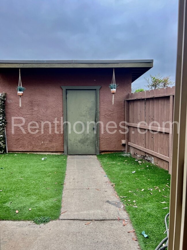 Building Photo - Escondido, 1463-E N Broadway, Wood Floors,...