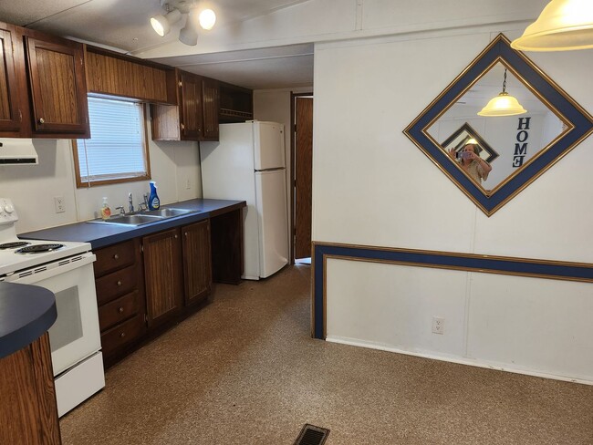 Building Photo - Newly Remodeled Mobile Home