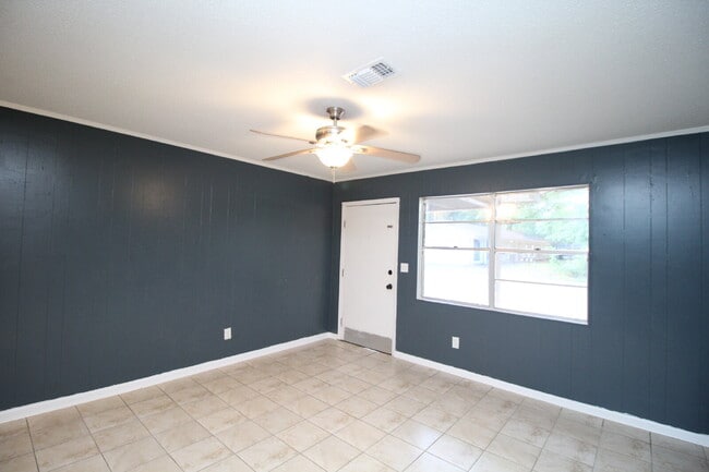 Building Photo - Recently Updated 2-Bedroom Milton Unit Featuring Modern Interior, Functional Layout, Shared Backy...