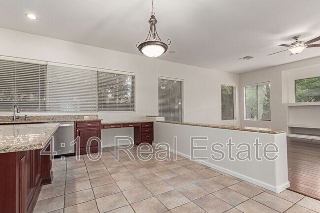 Building Photo - 463 W Canary Way