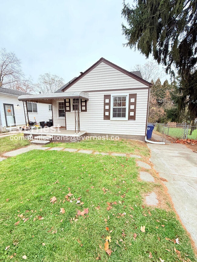 Building Photo - 25337 Ivanhoe Ave