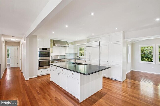 Building Photo - 8907 Captains Row