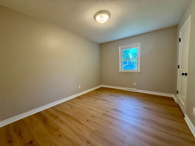 Building Photo - Remodeled 5BR/2BA Walkout Rambler Near Fish Lake Available Now! Lawn care Included!