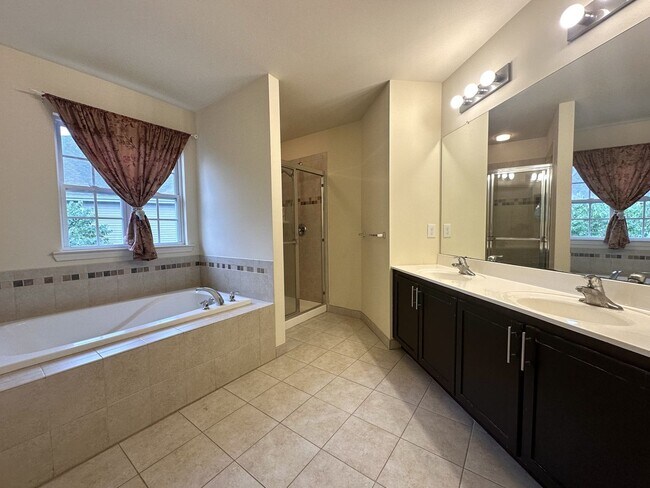 Building Photo - 3 bedrooms, 2.5 bathrooms