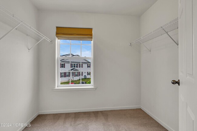 Building Photo - 44 Begonia Ln
