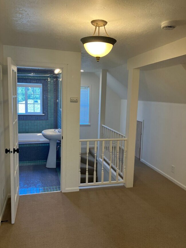 Building Photo - Charming Three Bedroom Home in Central Salem