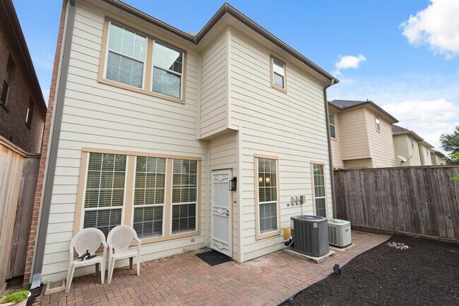 Building Photo - 2615 Cheshire Oaks Dr