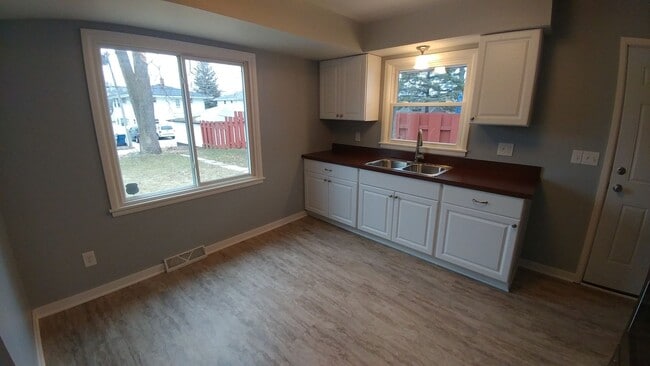 Building Photo - 3 Bedrooom Home Located in the Heart of We...