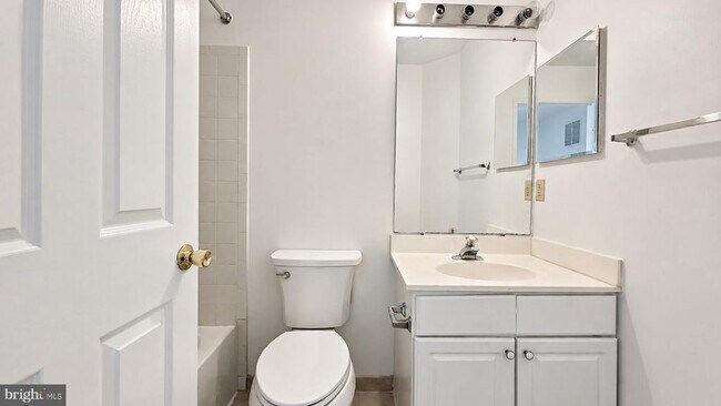 Building Photo - 120 Royalty Cir