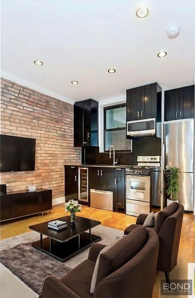 Primary Photo - 422 E 9th St