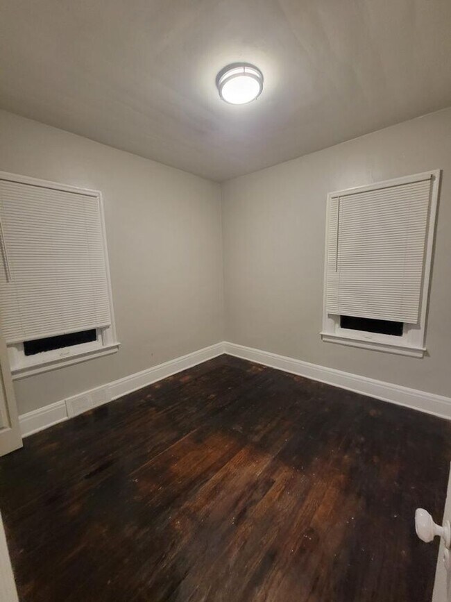 Building Photo - Beautifully updated large spacious home.  ...