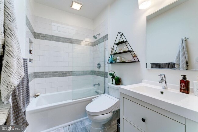 Building Photo - 602 14th Pl NE