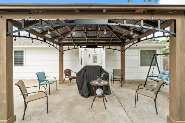 Building Photo - 703 Canyon Garden Dr