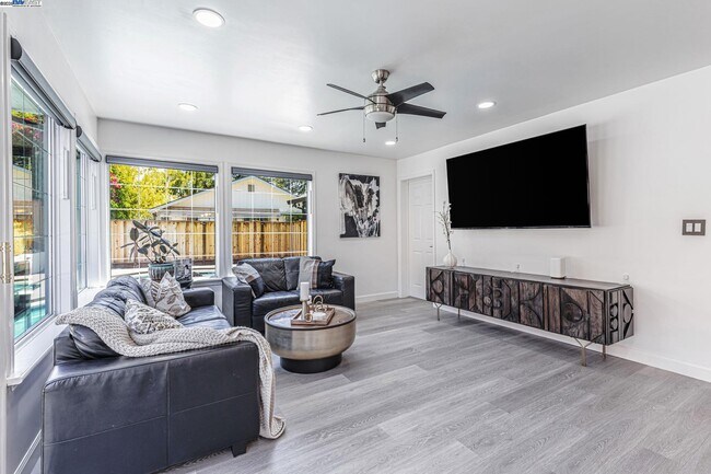 Building Photo - 1835 Cam Estrada