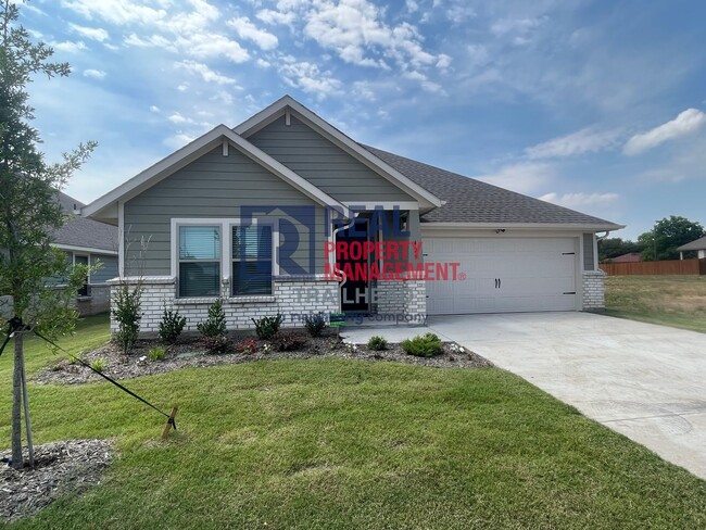 Building Photo - Spacious 3 Bedroom/2 Bath Open Concept Home