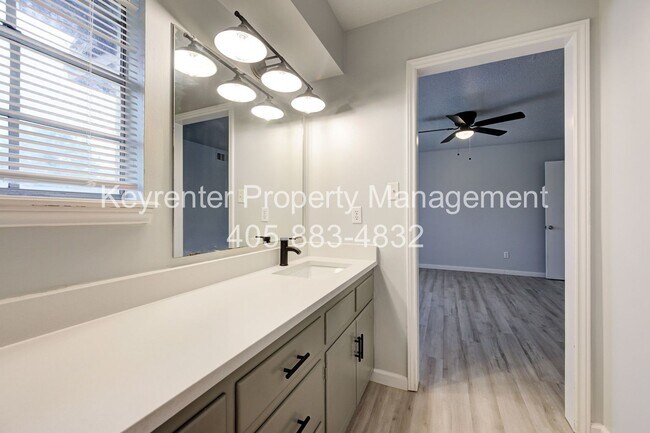 Building Photo - REMODELED 2 Bed 2 Bath 1 Mile West from Campus!