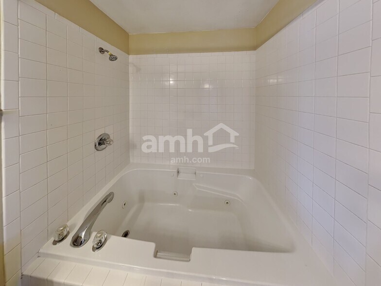 Building Photo - 3808 Ironhorse Dr