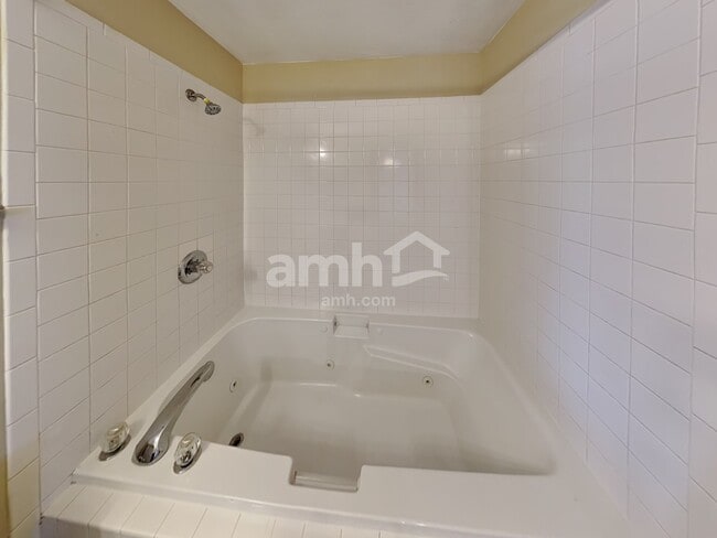 Building Photo - 3808 Ironhorse Dr