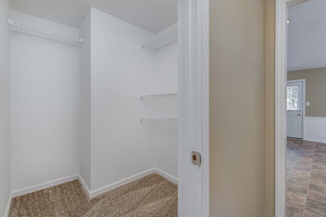 Building Photo - Cute Ranch Beauty in Covington, Fenced Back yard: Granite counter tops