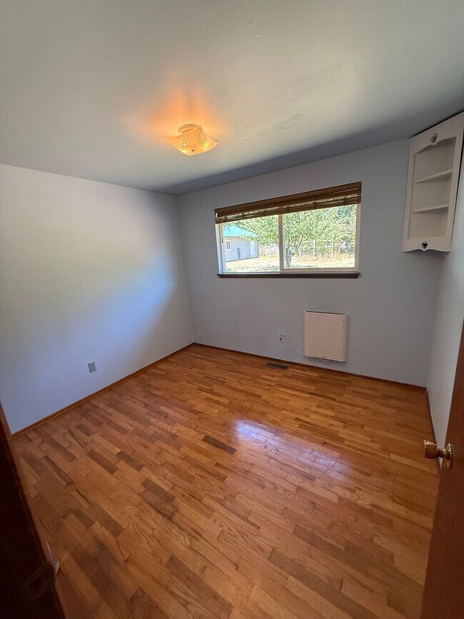 Building Photo - 3 Bed, 1 Bath Single Level Home For Rent in Port Townsend!