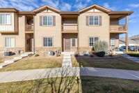 Building Photo - Newer 3bdrm/2 1/2 bath townhome in the heart of Longmont!
